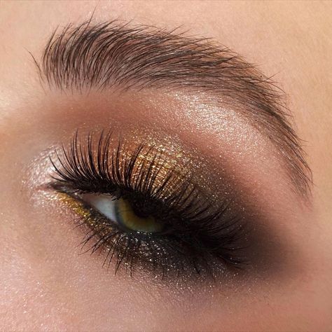 Black And Golden Eye Makeup, Smokey Eye With Gold, Golden Smokey Eye Makeup, Gold And Black Makeup, Gold Smokey Eye Makeup, Black And Gold Eyeshadow, Eye Shadow Tips, Golden Smokey Eye, Golden Eye Makeup