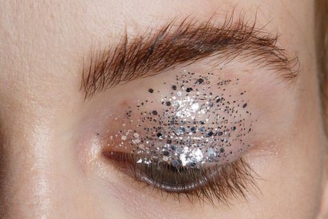 7 New, Super-Pretty Ways to Wear Sparkle Makeup | Allure Glitter Wallpaper Iphone, Bridal Party Makeup, Silver Eye Makeup, Photo Pinterest, Make Up Inspiration, Sopot, Make Up Looks, Festival Makeup, Editorial Makeup