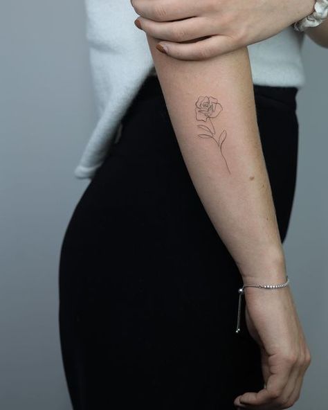 Minimal Rose Tattoo Design, Peony Tattoo Simple, Single Line Tattoo Minimalist, Rose Tattoo Fine Line, Single Line Flower Tattoo, One Line Flower Tattoo, Simple Peony Tattoo, Hipbone Tattoo, Paintbrush Tattoo