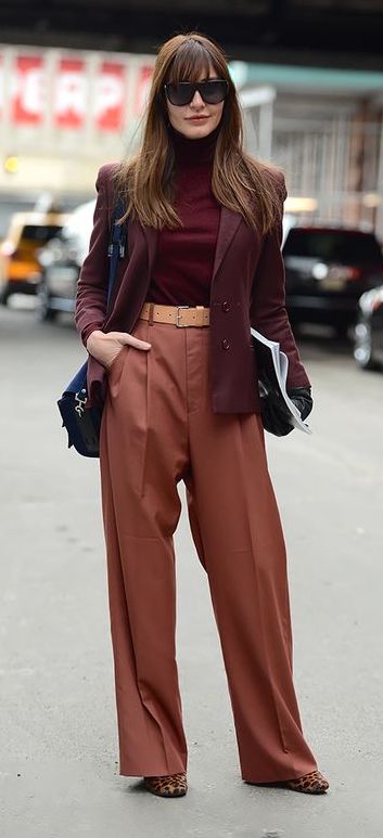 Bordeaux & earth tones. . . Casually Chic, Deep Autumn, Ribbed Turtleneck Sweater, Elegante Casual, Ribbed Turtleneck, Professional Fashion, Mode Inspo, Street Chic, Mode Inspiration