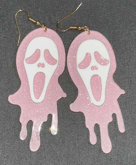 👻A pair of scream ghost face earrings w a slight sparkle ✨  ✨perfect for Halloween✨ Product dimensions  Length~9cm  Width~3.2cm Ghost Face Pink, Gem Mask, Scream Face, Ghost Face Halloween, Ghost Face Mask, Halloween Pink, Ghost Face, Scary Movie, Pink Sparkly