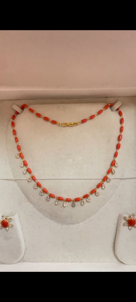 Indian Beads Necklace, Coral Beads Necklace Indian Gold, Simple Coral Necklace Indian Gold, Elegant Red Coral Necklace With Gold Beads, Coral Jewelry Indian Gold, Red Coral Necklace Indian Gold, Traditional Gold Beaded Necklace With Red Coral, Thali Chains, Lightweight Jewellery