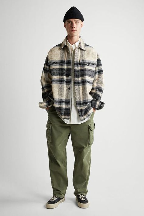 How to Wear Shackets for Men? 10 Outfit Ideas Men’s Shacket, Shacket Outfit Men, Flannel Jacket Outfit, Mens Shacket, Shacket Outfits, Oversized Flannel Outfits, Shacket Men, Mens Street Style Winter, Flannel Outfits Men