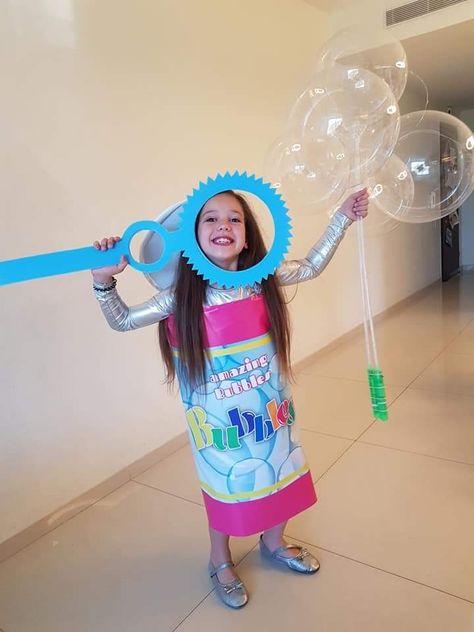 Bubbles... so cute! Bubble Costume Diy, Creative Kids Halloween Costume, Kids Halloween Costume Ideas, Bottle Costume, Bubble Costume, Halloween Crafts For Kids To Make, Creative Halloween Costumes Diy, Kids Halloween Costume, Bubble Wand