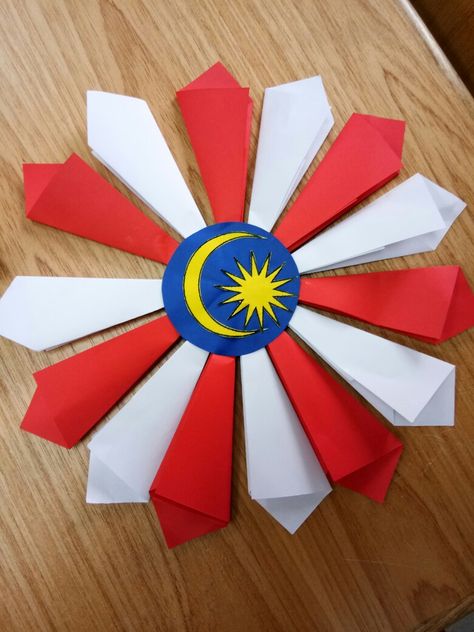 Merdeka Decoration Idea Classroom, Merdeka Craft Idea, Merdeka Class Decoration, Diy Merdeka Craft, Hiasan Kemerdekaan Malaysia, Hari Merdeka Malaysia Art And Craft, Merdeka Decoration Idea Malaysia, Malaysia Flag Art And Craft, Merdeka Decoration Idea