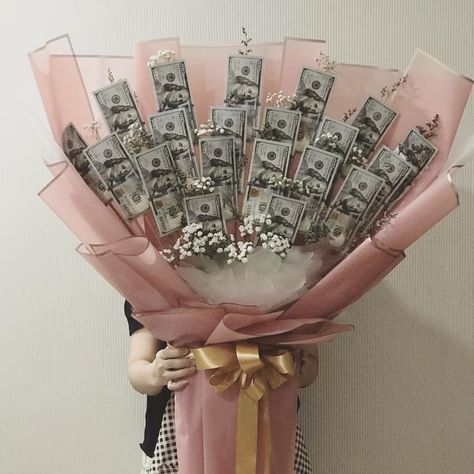 Uang Dollar Aesthetic, Diy Money Bouquet, Money Tower, Cash Aesthetic, Bucket Uang, Ways To Gift Money, Korean Bouquet, Graduation Party Checklist, Bouquet Money