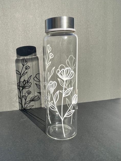 Glass Water Bottle Design Cricut, Cricket Water Bottle Ideas, Glass Water Bottle Design Ideas, Cool Water Bottle Designs, Water Bottle Design Cricut, Vinyl Water Bottle Ideas, Cricut Water Bottle Vinyl Decals, Custom Tumbler Cups Vinyl Decals, Glass Water Bottle Design