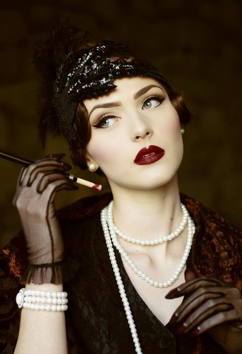 Dark 1920's Flapper Look by Nina and Muna - I was born in the wrong era. I want to dress like this so bad! 1920s Makeup Look, Gatsby Makeup, Flapper Makeup, 20s Makeup, Maquillage Goth, Fete Emo, Gatsby Outfit, 1920s Makeup, Flapper Girls