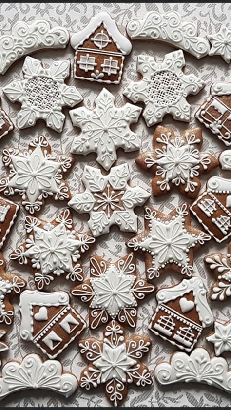 Gingerbread Cookies White Icing, White Gingerbread Cookies, Ginger Bread Cookies Decoration, White Royal Icing Cookies, Gingerbread Cookie Decorating Ideas, Gingerbread Cookies Decorated Ideas, Decorating Gingerbread Cookies, Gingerbread Cookie Decorating, White Gingerbread