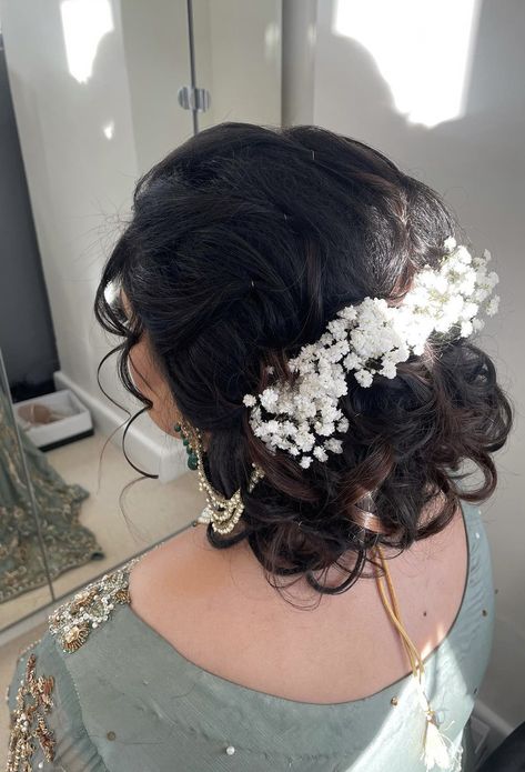 Nikkah Bun Hairstyles, Desi Hairstyles With Flowers, Bun Hairstyles Pakistani Wedding, Desi Wedding Hair Styles, Nikkah Hairstyles For Bride Sister, Pakistani Bun Hairstyle, Pakistani Bridal Bun Hairstyles, South Asian Wedding Hairstyles, Shaadi Hairstyles Desi Wedding