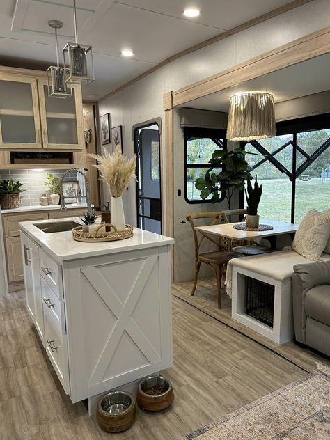 Rv Living Full Time Remodel, Farmhouse Camper Makeover, Camper Living Aesthetic, Cozy Camper Ideas, Camper Living Organization, Cute Rv Decor, Trailer Home Aesthetic, Rv Remodel Ideas Rv Interior, Cozy Rv Interiors