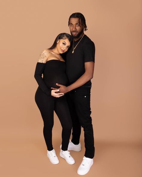 Sporty Maternity Photoshoot, Alternative Pregnancy Outfits, Black Pregnancy, Maternity Picture Outfits, Couple Maternity, Couple Pregnancy Photoshoot, Maternity Photoshoot Outfits, Maternity Picture, Maternity Pics