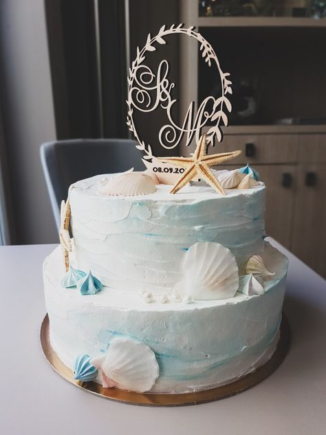 "Under the sea" theme wedding cake. Wedding Cake Sea Theme, Small Beach Wedding Cake Ideas, Under The Sea Wedding Cake, Simple Beach Wedding Cake, Ocean Beach Cake, Under The Sea Wedding Theme, Sea Wedding Cake, Sea Theme Wedding, Seaside Wedding Cake