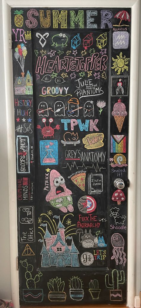 Chalkboard Wall Art Aesthetic, Chalk Wall Bedroom, Chalk Wall Ideas, Hangout Room Ideas, Chalk Wall Art, Chalkboard Wall Bedroom, Chalkboard Wall Art, Highschool Outfits, Room Revamp