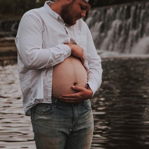 Halloween Pregnancy Photoshoot, Funny Maternity Pictures, Maternity Halloween Costumes, Diy Maternity Photos, Male Pregnancy, Pregnant Photography, Pregnant Man, Family Maternity Pictures, Pregnant Photo