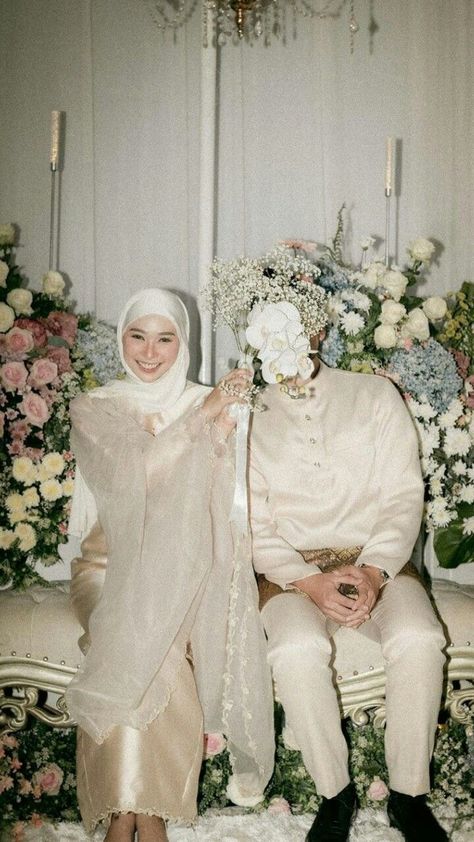 Muslim Wedding Photos, Muslim Wedding Gown, Nikah Outfit, Baju Kahwin, Muslimah Wedding Dress, Nikah Dress, Muslimah Wedding, Bride Dress Simple, Foto Wedding