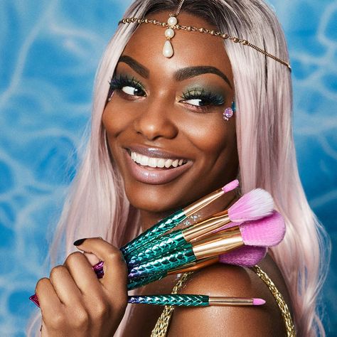 Great makeup for cheap? We know her. Mermaid Brush, Mermaid Makeup Brushes, Stippling Brush, Pencil Brush, Tom Ford Makeup, Cheap Makeup, Mermaid Makeup, Eyeshadow Brush, Mac Eyeshadow