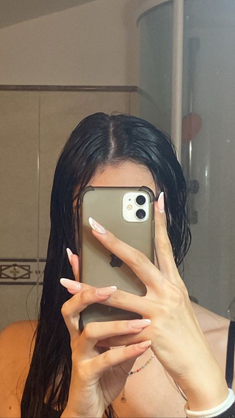 Black Wet Hair Aesthetic, Wet Hair Aesthetic Photos, Wet Hair Selfie Ideas, Wet Hair Pictures, Wet Hair Selfie, Wet Black Hair, Wet Hair Aesthetic, Storie Ig, Hair Mirror