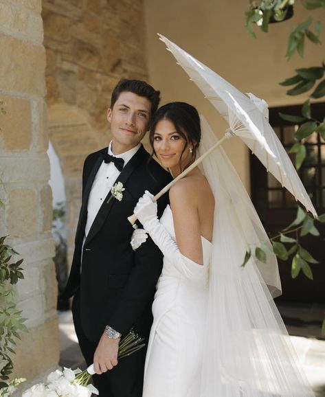 Wedding Pose Reference, Umbrella Wedding Pictures, Bride Umbrella, Umbrella Wedding Photos, Bridal Era, Pastel Wedding Theme, Lover Wedding, European Countryside, Umbrella Photo