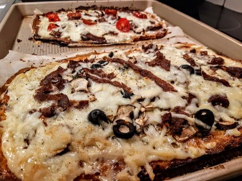 Donair Pizza Recipe Donair Pizza, Cauliflower Pizza Dough, Donair Sauce, Red Pizza Sauce, Curry Pizza, Pizza House, Pizza Games, Easy Pizza Dough, Mushroom Pizza