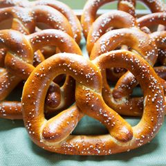 Authentic Foods - Gluten-Free Vegan Soft Pretzels Recipe Gluten Free Pretzel Recipe, Vegan Soft Pretzel Recipe, Vegan Soft Pretzels, Gluten Free Soft Pretzel Recipe, Pancreatic Diet, Soft Pretzels Recipe, Gluten Free Soft Pretzels, Super Bowl Snacks, Soft Pretzel Recipe