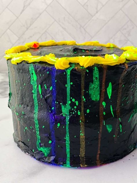 Glow Party Cake, Glow In The Dark Cake, Cake Tricks, Dark Cake, Black Frosting, Ice Cream Cone Cake, Black Food Coloring, Diy Glow, Glow Paint