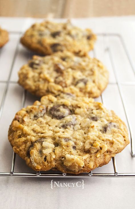 Makes a great breakfast cookie or a healthier cookie to snack on any time of the day! Chocolate Chip Granola, Granola Cookies, Breakfast Cookie, Chocolate Oatmeal Cookies, Healthy Cookie Recipes, Chocolate Oatmeal, Homecooked Meals, Breakfast Cookies, Healthy Cookies