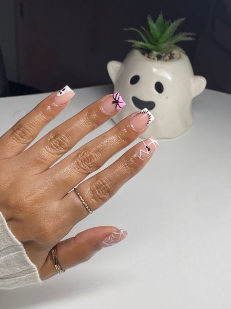 Halloween nails 2022 Halloween Nails Short Hello Kitty, Holloween Nails Short Square, Halloween Nails With French Tip, Nail Art Ideas For Fall, Halloween Frenchies Nails, Cute Short Acrylic Nails Halloween, Shorties Nails Halloween, Halloween Nails Shorts, Spooky Nails Short Square