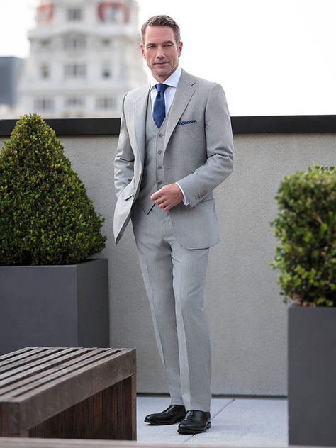 Light Grey Suit Outfit Men, Light Grey Suit Men, Mens Beach Wedding Suits, Coat Pant Design, Grey Suit Combinations, Grey Suit Styling, Men Suit Outfit, Light Grey Suit, Wedding Suits For Men