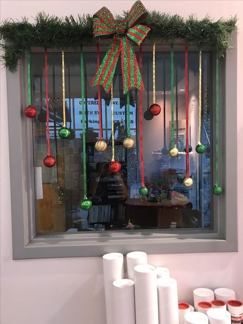 Christmas Photobooth, Christmas Dorm, Diy Christmas Door Decorations, Photobooth Ideas, Diy Christmas Door, Pretty Christmas Decorations, Christmas Photo Booth, Christmas Window Display, Christmas Window Decorations