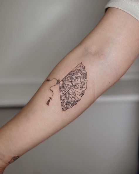 Fan Fine Line Tattoo, Italian Flower Tattoo, Fineline Tattoo Sleeve Woman, Fine Line Fan Tattoo, Vietnamese Fan Tattoo, Ornamental Fan Tattoo, Minimalistic Tattoo Sleeve, Paper Fan Tattoo, Folding Fan Tattoo