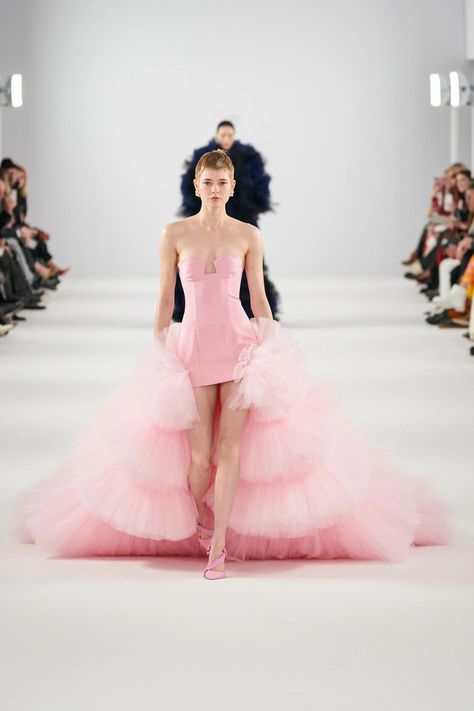 Pink Runway, Red Carpet Gowns, American Fashion Designers, Fashion Week Runway, Fall 2022, Fashion Show Collection, Carolina Herrera, Beautiful Gowns, London Fashion Week