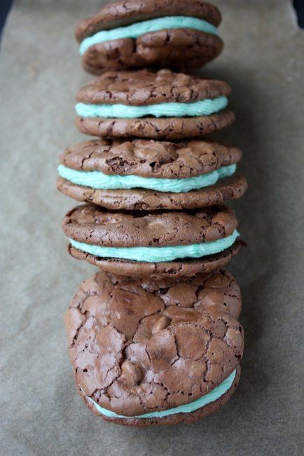 https://thekitchenpaper.com/mint-brownie-sandwich-cookies/ Brownie Sandwich, Double Recipe, Chocolate Mint Brownies, Cookie Sandwich Recipes, Sandwich Cookie, Mint Brownies, Cookie Sandwiches, Chocolate Delight, Kitchen Paper