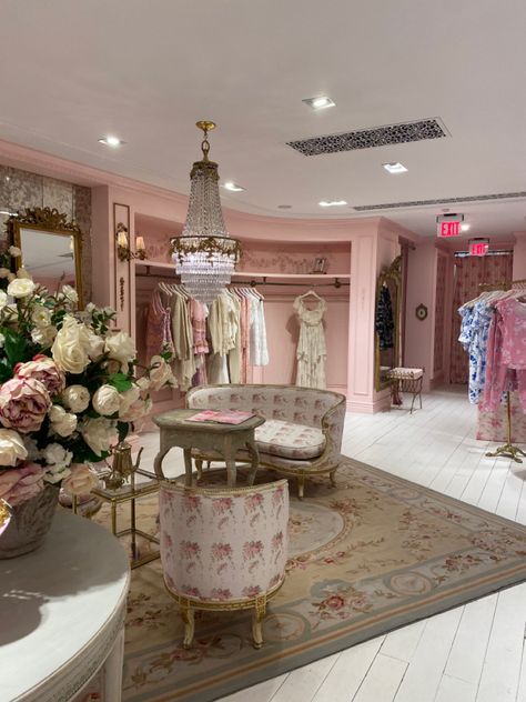 Penthouse Decor, Ballroom Aesthetic, Feminine Room, Deco Room, Shoe Store Design, Suite Ideas, Princess Charm School, Store Design Boutique, Luxury Closets Design