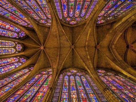 Vidrieras eclesiásticas, catedral de León Art Glass Pumpkin, Visit Spain, Medieval Architecture, Stained Glass Angel, Gothic Cathedrals, Painted Glass Art, Glass Pumpkins, Roman Catholic Church, Faux Stained Glass