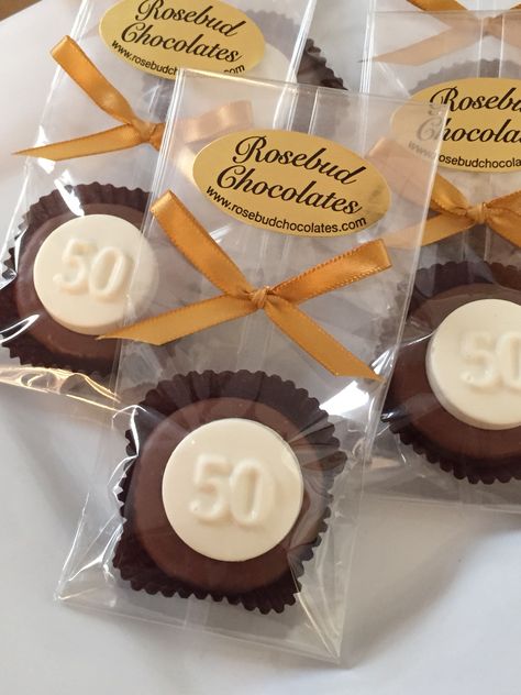 Diy 50th Birthday Decorations, Cookie Party Favors, Honey Wedding Favors, 50th Wedding Anniversary Party, Creative Wedding Favors, Edible Wedding Favors, Mom Party, 90's Birthday Party, Chocolate Covered Oreo