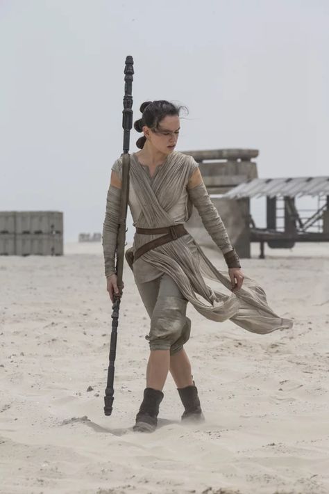 Who Are Rey's Parents in Star Wars: The Force Awakens? | POPSUGAR Entertainment Mystique Jennifer Lawrence, Ray Star Wars, Star Wars Outfit, Star Wars Hair, Daisy Ridley Star Wars, Rey Costume, Rey Cosplay, Star Wars Shoes, Daryl Hannah