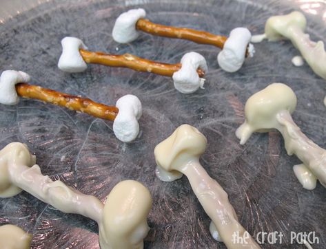 Pretzel Bones, Halloween Fingerfood, Godzilla Birthday Party, Dipped Treats, Dino Bones, Ideas For Crafts, Spooky Dinner, Dino Theme, Dinosaur Birthday Cakes