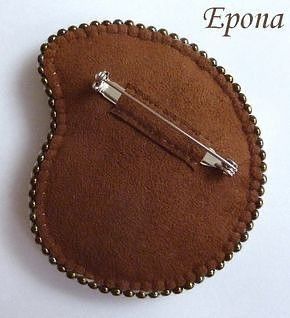 Zipper Crafts, Diy Bead Embroidery, Felt Beads, Fabric Brooch, Motifs Perler, Brooch Diy, Felt Embroidery, Bead Embroidery Patterns, Felt Jewelry