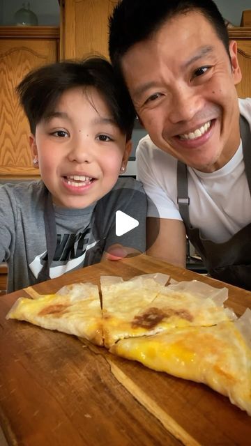 saltNpiipa on Instagram: "Vietnamese Pizza #vietnamese #asianfood #filipinofood #pinoyfood #travelfood #breakfastrecipes   1 serving total 171 Cals/serving 8g Protein 9g Fat 8g Carbs  1 sheet Rice paper 1/2 tbsp Chili oil 1 Large egg 1/2 tbsp Liquid seasoning by Maggi 1 medium Green onion (chopped)  Directions: 1. Use oil in pan or dry. We used a bit of oil because our pan isnt great and it sometimes sticks 2. Once the corners of the rice paper start to curl add your chili oil, egg, Maggi and onions. 3. Fully cook egg and fold in half. 4. Serve immediately   Inspired by @feelgoodfoodie" Vietnamese Pizza Rice Paper, Rice Paper Pizza, Vietnamese Pizza, Vietnamese Breakfast, Asian Sides, Rice Paper Recipes, Chinese Foods, Fancy Dinner Recipes, Chinese Cooking Recipes