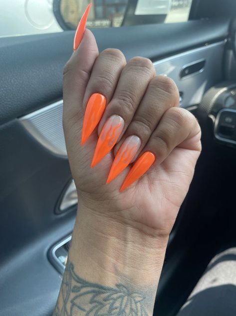 Design Nails 2022, Nails 2022 Trends Summer, Fall Nails 2022, Natural Nails Acrylic, Neon Orange Nails, Stilleto Nails Designs, Neon Nail Designs, Orange Nail Designs, Purple Acrylic Nails