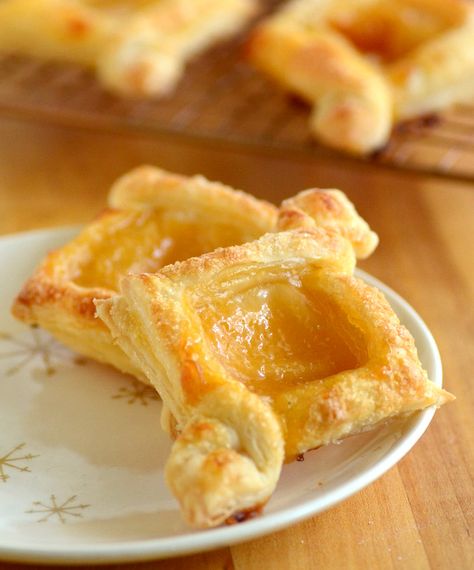 2-Ingredient Lemon Curd Danishes - Baking Bites Recipes Using Lemon Curd, Lemon Filling Recipe, Lemon Curd Dessert, Recipe Using Lemons, Puff Dessert, Puff Pastry Filling, Lemon Curd Recipe, Easy Brunch, 2 Ingredient