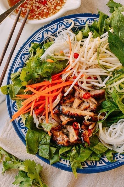 Vietnamese Rice Noodle Salad with Chicken Rice Noodle Salad Recipes, Vietnamese Salad, Vietnamese Noodle Salad, Vietnamese Rice, Rice Noodle Salad, Salad With Chicken, Noodle Salad Recipes, Resep Salad, Wfpb Recipes