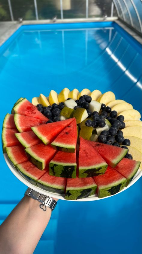 Pool Days Aesthetic, Fruit Pool Party, Pool Day Snacks, Pool Day Food, Pool Day Aesthetic, Pool Fruit Platter, Pool Party Aesthetic, Food In Pool Aesthetic, Pool Drinks Aesthetic