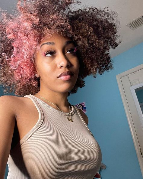 Pink Highlights Curly Hair Black Women, Long Relaxed Hair, Brown And Pink Hair, Pink And Black Hair, Front Pieces, Dyed Curly Hair, Light Pink Hair, Pink Hair Dye, Peekaboo Hair