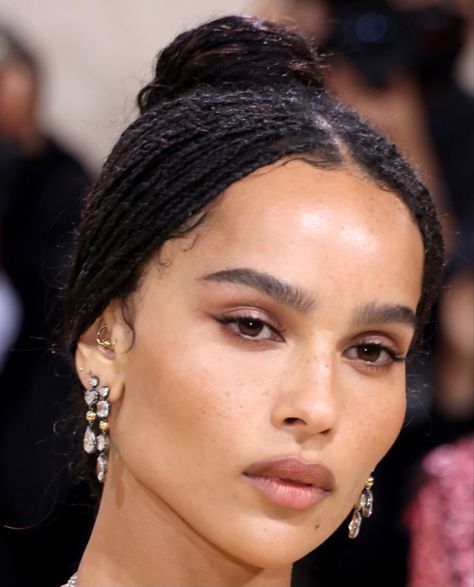 Low Sleek Bun, Model Hairstyles, Zoë Kravitz, Super Models, Sleek Bun, Super Model, Zoe Kravitz, Fashion Guide, Winged Liner