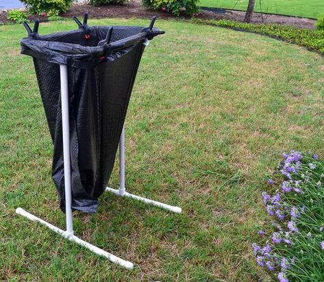 Leaf Bag Holder that is a Really EASY DIY Diy Garbage Bag Holder, Camping Trash Bag Holder, Yard Hacks, Pipe Diy Projects, Trash Bag Holder, Diy Leaf, Garbage Bag Holder, Leaf Bag, Tong Sampah