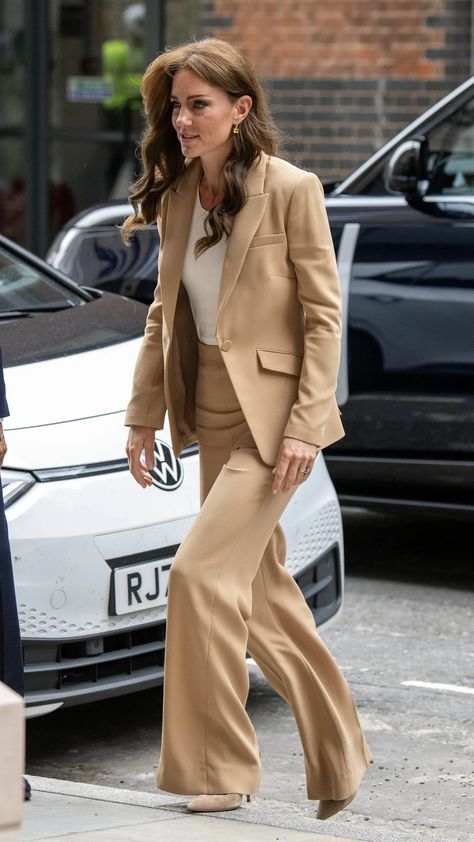 Kate Middleton Suit, Office Wardrobe, Domed Ring, Style Mistakes, Royal Fashion, First Lady, Kate Middleton, Wide Leg Trousers, Blazer Suit