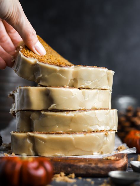 Brown Sugar Pumpkin Loaf Pumpkin Loaf Cake, Moist Pumpkin Muffins, Brown Sugar Icing, Brown Sugar Frosting, Baking Scones, Bread Ideas, Vegan Pumpkin Recipes, Pumpkin Loaf, Sweet Muffin