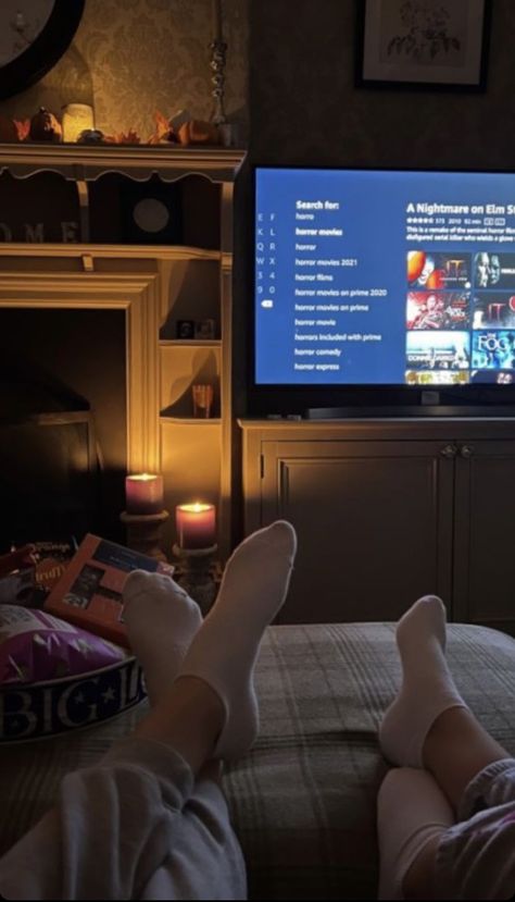 Couple Watching Tv Aesthetic, Couple Watching Movie Aesthetic, Hotel Staycation, Night Couple, A Nightmare On Elm Street, Night Vibes, Netflix And Chill, Foto Casual, Nightmare On Elm Street